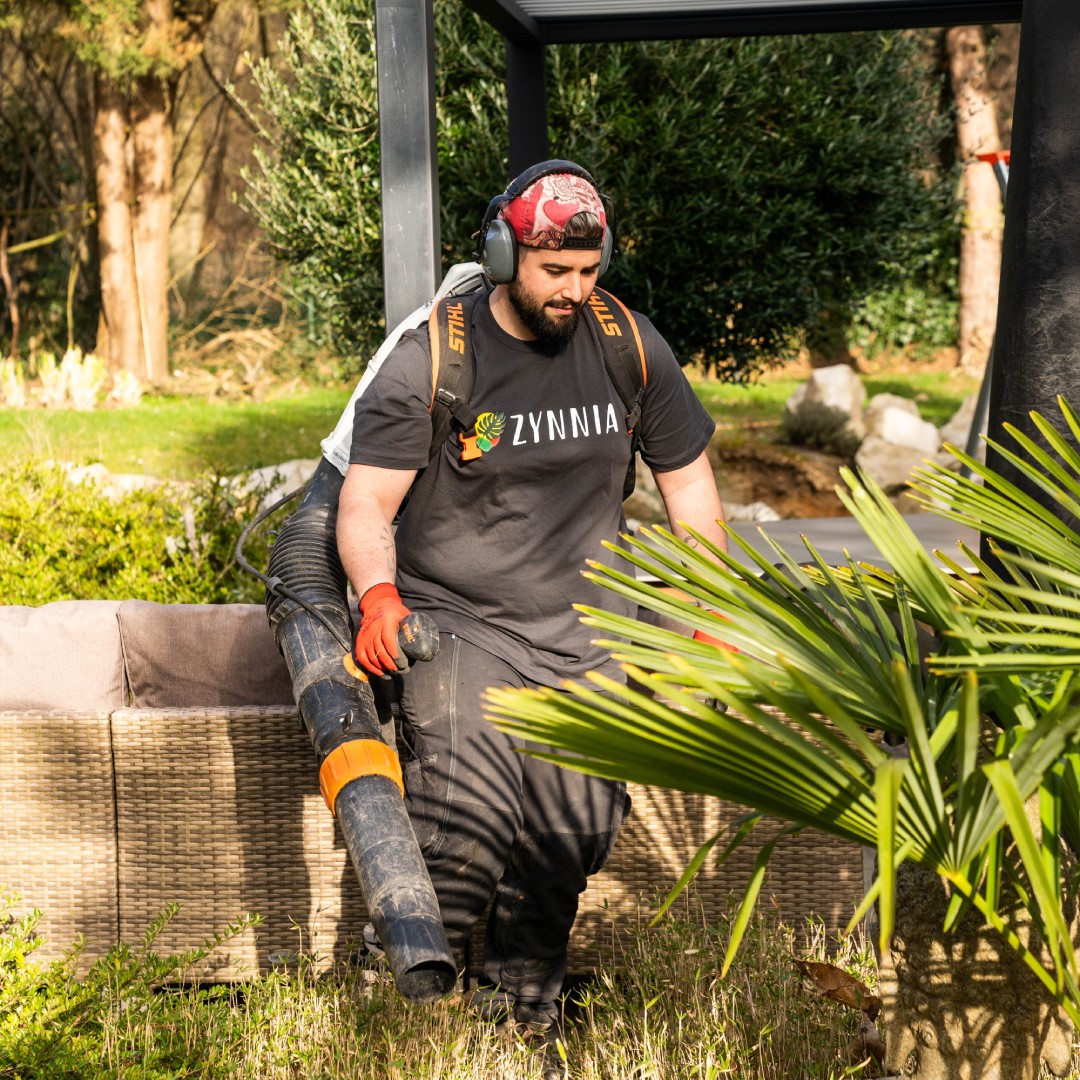 Entretien de jardin en cours de réalisation chez un particulier.